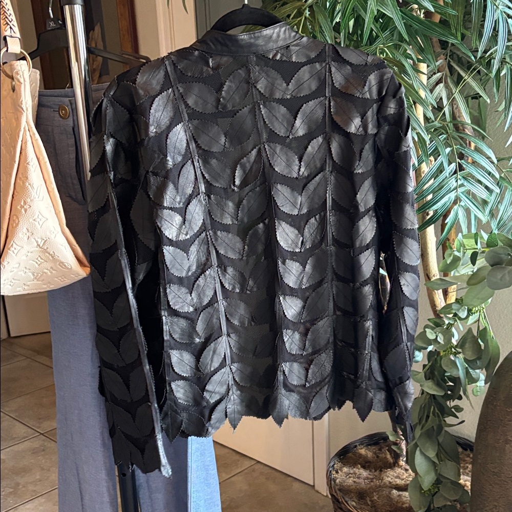Chic Black Leaf Pattern Leather Jacket - image 4